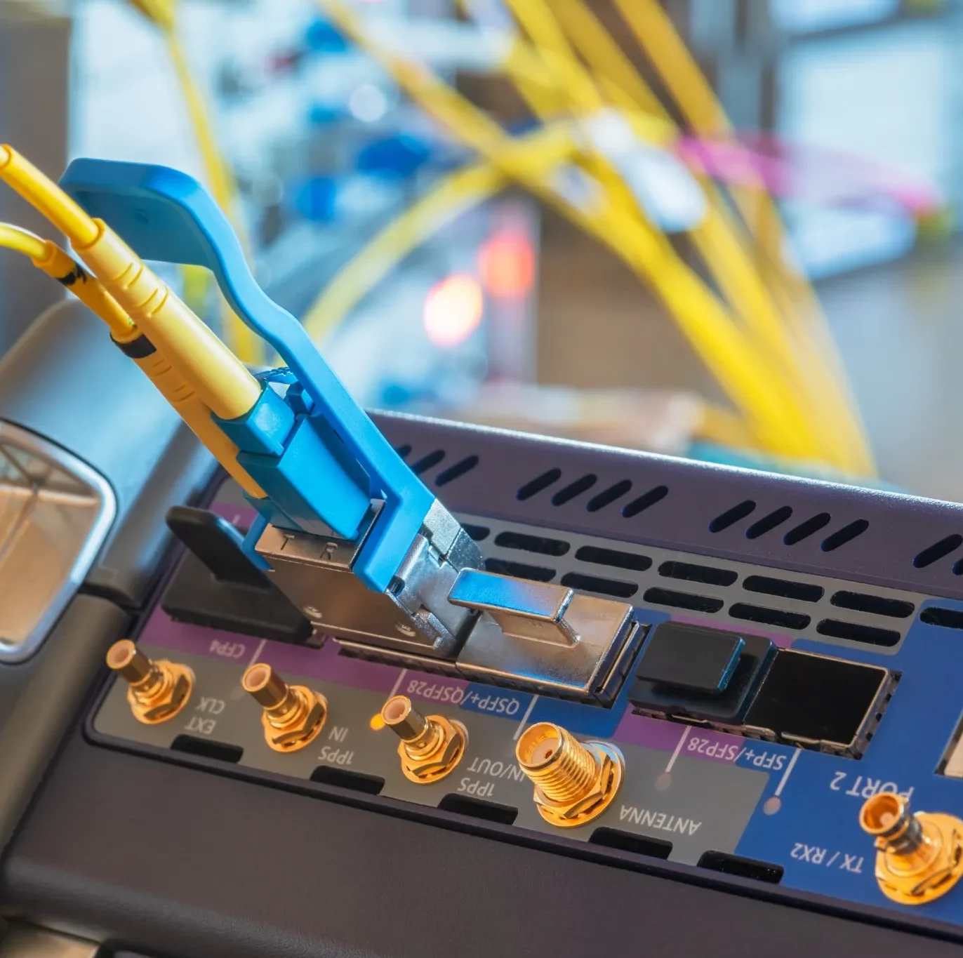 AdobeStock_656643801 En snickare i arbete med att spika samman träbjälkar för en takkonstruktion mot en klarblå himmel, belyser Rosens bygg & Anläggnings hantverksskicklighet.